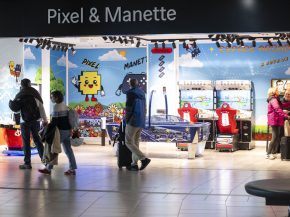 
Un nouvel espace de jeux vidéo vient d’atterrir au cœur du Terminal 1 de Lyon-Saint‑Exupéry. Baptisée  &nbsp;Pixel et Ma