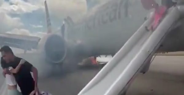 
Plus de 170 passagers d un vol American Airlines au départ de l aéroport international de Denver samedi ont été évacués sur