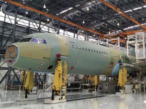 
Airbus a revu à la baisse son objectif de livraisons pour 2025 en raison d’un problème de qualité sur des panneaux de fusela