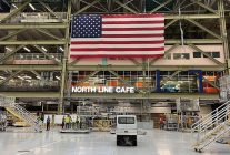 
Boeing accélère nettement la cadence de recrutement dans ses usines, avec entre 100 et 140 ouvriers embauchés chaque semaine p