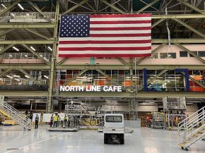 
Boeing accélère nettement la cadence de recrutement dans ses usines, avec entre 100 et 140 ouvriers embauchés chaque semaine p