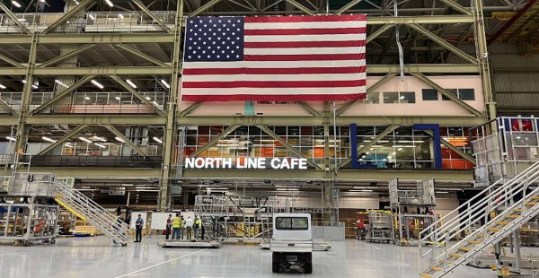 
Boeing accélère nettement la cadence de recrutement dans ses usines, avec entre 100 et 140 ouvriers embauchés chaque semaine p