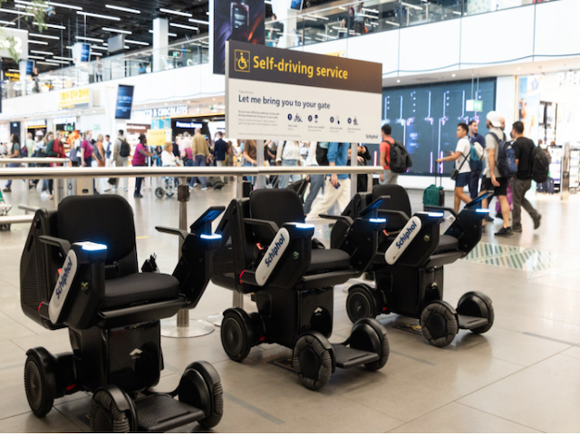Des fauteuils roulants autonomes amènent les voyageurs à leur porte d'embarquement à Schiphol 9 Air Journal