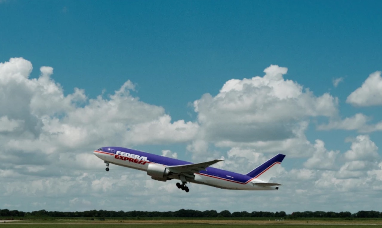 À Memphis, FedEx honore son fondateur avec un Boeing 777F rétro et un aéroport à son nom 1 Air Journal À Memphis, FedEx honore son fondateur avec un Boeing 777F rétro et un aéroport à son nom 1 Air Journal