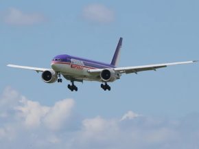 
FedEx a dévoilé à Memphis un Boeing 777F revêtu de la livrée historique violet et orange de Federal Express, en hommage à s