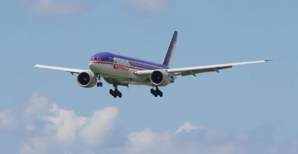 
FedEx a dévoilé à Memphis un Boeing 777F revêtu de la livrée historique violet et orange de Federal Express, en hommage à s