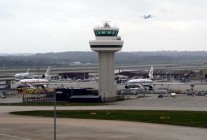 
L’aéroport Londres-Gatwick, filiale à 50,01% du groupe français Vinci Airports, veut avoir une deuxième piste pour pouvoir 