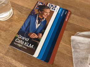 
À partir d’octobre, KLM introduira   Grand Café KLM » sur ses liaisons européennes. La compagnie néerlandaise conservera 