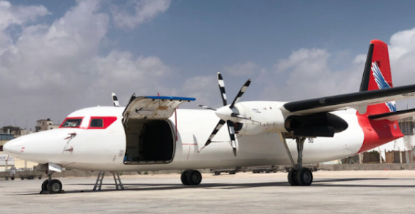
Un des pilotes d un Fokker 50 de Jetways Airlines est décédé alors que son avion cargo, transportant des secours et des fourni