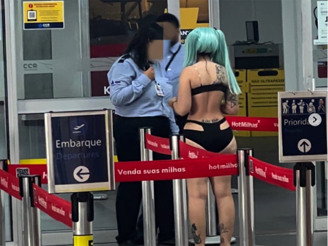 Une influenceuse brésilienne refusée à bord pour une tenue “non appropriée”