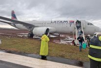 
Un Airbus A320 de LATAM Airlines Brasil a quitté la surface revêtue après son arrivée à l’aéroport de Cascavel, dans l’