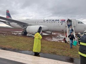 
Un Airbus A320 de LATAM Airlines Brasil a quitté la surface revêtue après son arrivée à l’aéroport de Cascavel, dans l’