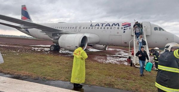 
Un Airbus A320 de LATAM Airlines Brasil a quitté la surface revêtue après son arrivée à l’aéroport de Cascavel, dans l’