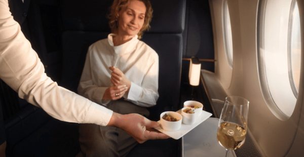 
À l’occasion de son centenaire en 2026, Lufthansa engage l’une des plus importantes refontes de son service à bord avec   