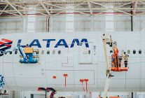 
LATAM Airlines Group va généraliser la technologie AeroSHARK à l’ensemble de sa flotte de Boeing 777‑300ER, soit dix appar