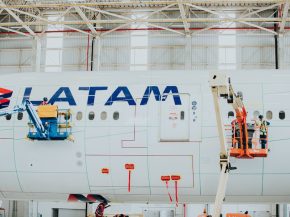 
LATAM Airlines Group va généraliser la technologie AeroSHARK à l’ensemble de sa flotte de Boeing 777‑300ER, soit dix appar