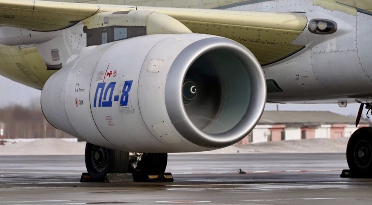 Le PD-8 entre en série : la Russie livre ses deux premiers moteurs pour le SJ-100