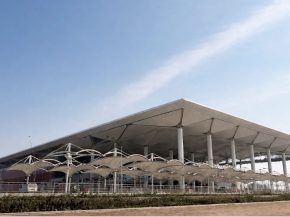 
L’Inde s’apprête à inaugurer une nouvelle infrastructure majeure pour accompagner l’explosion de son trafic aérien. Situ