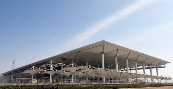 
L’Inde s’apprête à inaugurer une nouvelle infrastructure majeure pour accompagner l’explosion de son trafic aérien. Situ