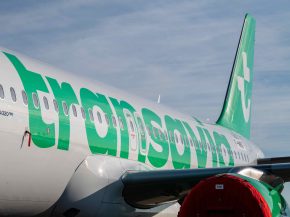 
À Toulouse, le premier appareil arborant la nouvelle livrée de Transavia vient de sortir du hangar de peinture.
Il s agit d une