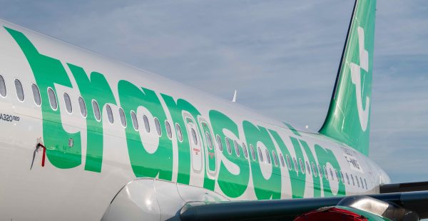 
À Toulouse, le premier appareil arborant la nouvelle livrée de Transavia vient de sortir du hangar de peinture.
Il s agit d une