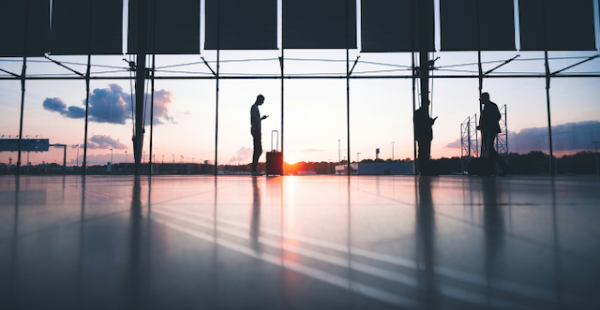 
Depuis mars 2025, le secteur aérien français subit un alourdissement de sa fiscalité, avec le triplement de la taxe de solidar