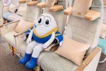 
Ryanair a tourné en dérision sur X le nouvel appuie-tête U-Dream d’Emirates, destiné à améliorer le sommeil en classe Éc