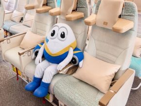 
Ryanair a tourné en dérision sur X le nouvel appuie-tête U-Dream d’Emirates, destiné à améliorer le sommeil en classe Éc