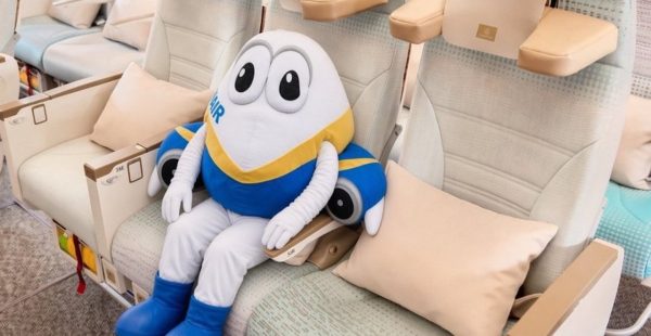 
Ryanair a tourné en dérision sur X le nouvel appuie-tête U-Dream d’Emirates, destiné à améliorer le sommeil en classe Éc