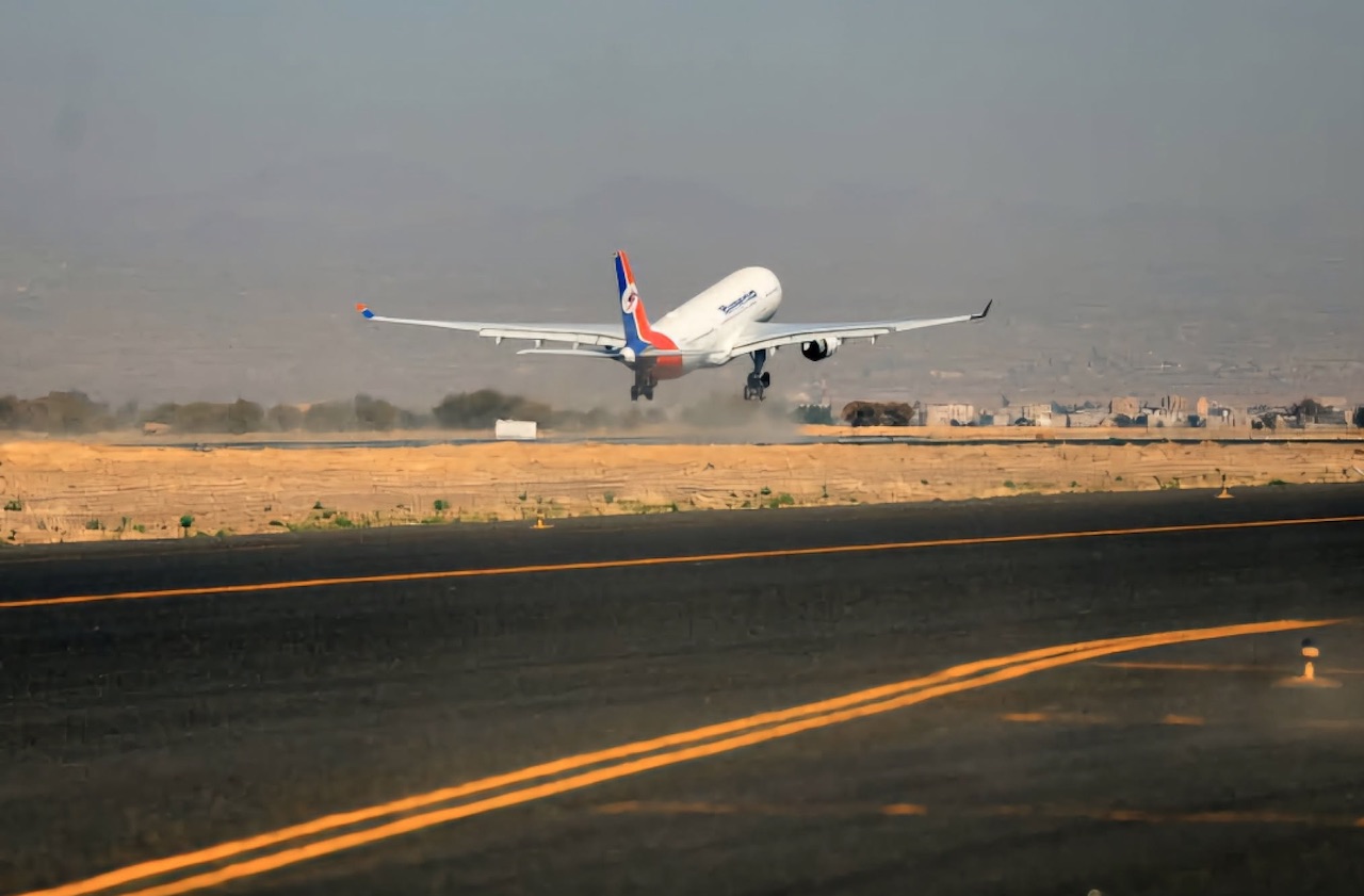L’aéroport de Sanaa frappé, celui d’Abha en Arabie saoudite visé : le ciel yéménite s’embrase 1 Air Journal
