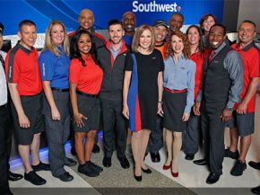 
Southwest Airlines permettra bientôt à ses stewards et hôtesses de l’air d afficher des tatouages et de porter des piercings