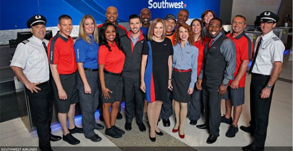 
Southwest Airlines permettra bientôt à ses stewards et hôtesses de l’air d afficher des tatouages et de porter des piercings