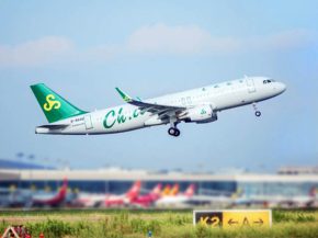 
La compagnie low-cost Spring Airlines, basée à Shanghai, fait face à une vague de critiques après la publication d’une offr