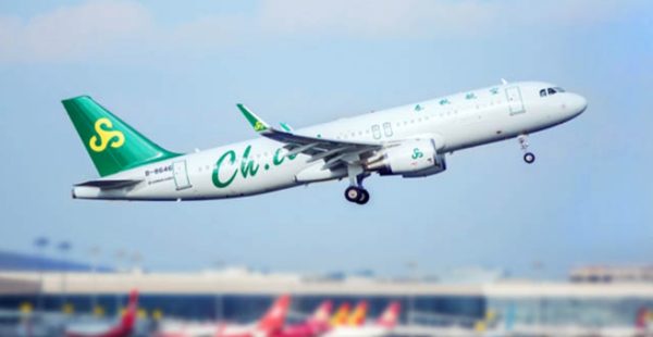 
La compagnie low-cost Spring Airlines, basée à Shanghai, fait face à une vague de critiques après la publication d’une offr