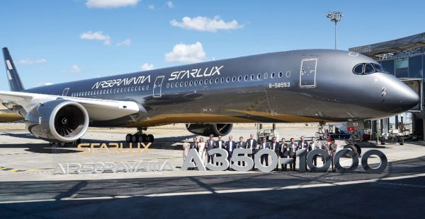 
Starlux Airlines a réceptionné le 3 juillet à Toulouse son deuxième Airbus A350‑1000, habillé d’une spectaculaire livré