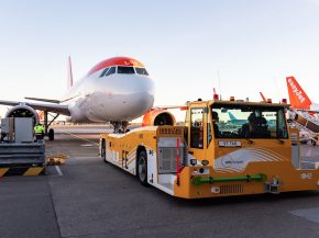 
EasyJet va déployer dès cet été des opérations de roulage  &nbsp;sans moteurs&nbsp;» à Amsterdam-Schiphol grâce au TaxiB