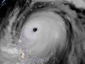 Des centaines de vols ont été annulés suite aux violentes bourrasques de vent qui ont accompagné dimanche l’arrivée du puis