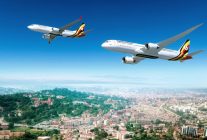 
Uganda Airlines confirme à Farnborough sa première commande ferme de Boeing 737 MAX et 787-9, révélant le détail d’un acco