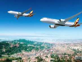 
Uganda Airlines confirme à Farnborough sa première commande ferme de Boeing 737 MAX et 787-9, révélant le détail d’un acco