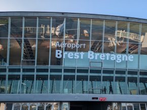 
Avec 913 000 passagers en 2025, l’aéroport Brest Bretagne voit sa fréquentation reculer légèrement, mais confirme son rôle