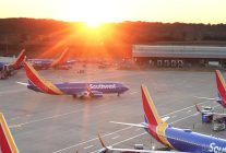 
Le Tennessee envisage de rebaptiser l’aéroport international de Nashville en l’honneur de Dolly Parton, disparue le 25 août