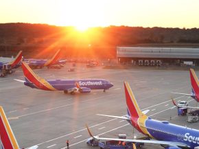 
Le Tennessee envisage de rebaptiser l’aéroport international de Nashville en l’honneur de Dolly Parton, disparue le 25 août