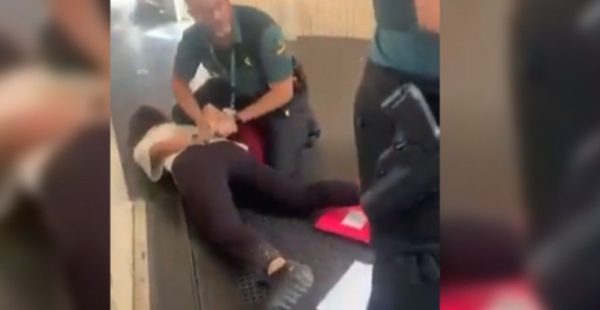 
Le 23 juillet, des enfants juifs et leurs accompagnants ont été débarqués d’un vol Vueling depuis Valence vers la France ap