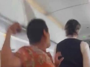 
Un steward d American Airlines a été agressé physiquement par un passager indiscipliné mercredi, selon des responsables de la