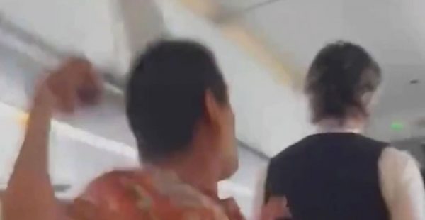
Un steward d American Airlines a été agressé physiquement par un passager indiscipliné mercredi, selon des responsables de la