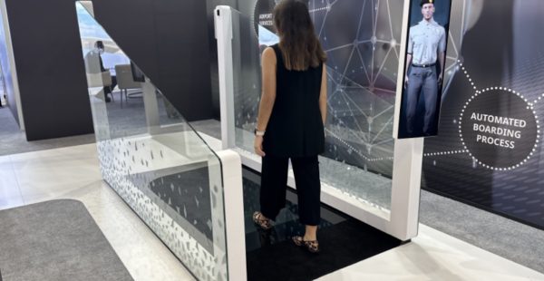 
L’Indonésie devient le premier pays au monde à déployer massivement des couloirs biométriques mobiles dans ses aéroports i