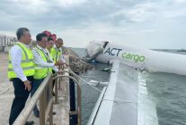 
Deux employés de l’aéroport international de Hong Kong ont perdu la vie dans un dramatique accident survenu lundi à l’aube