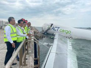 
Deux employés de l’aéroport international de Hong Kong ont perdu la vie dans un dramatique accident survenu lundi à l’aube