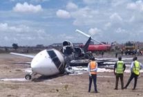 
Un avion Embraer ERJ-145 d’Airjet Angola a subi un accident spectaculaire le 17 novembre 2025 à l’aéroport de Kolwezi, en R