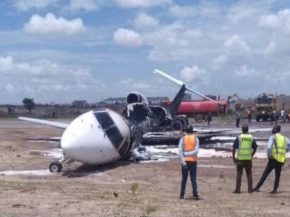 
Un avion Embraer ERJ-145 d’Airjet Angola a subi un accident spectaculaire le 17 novembre 2025 à l’aéroport de Kolwezi, en R